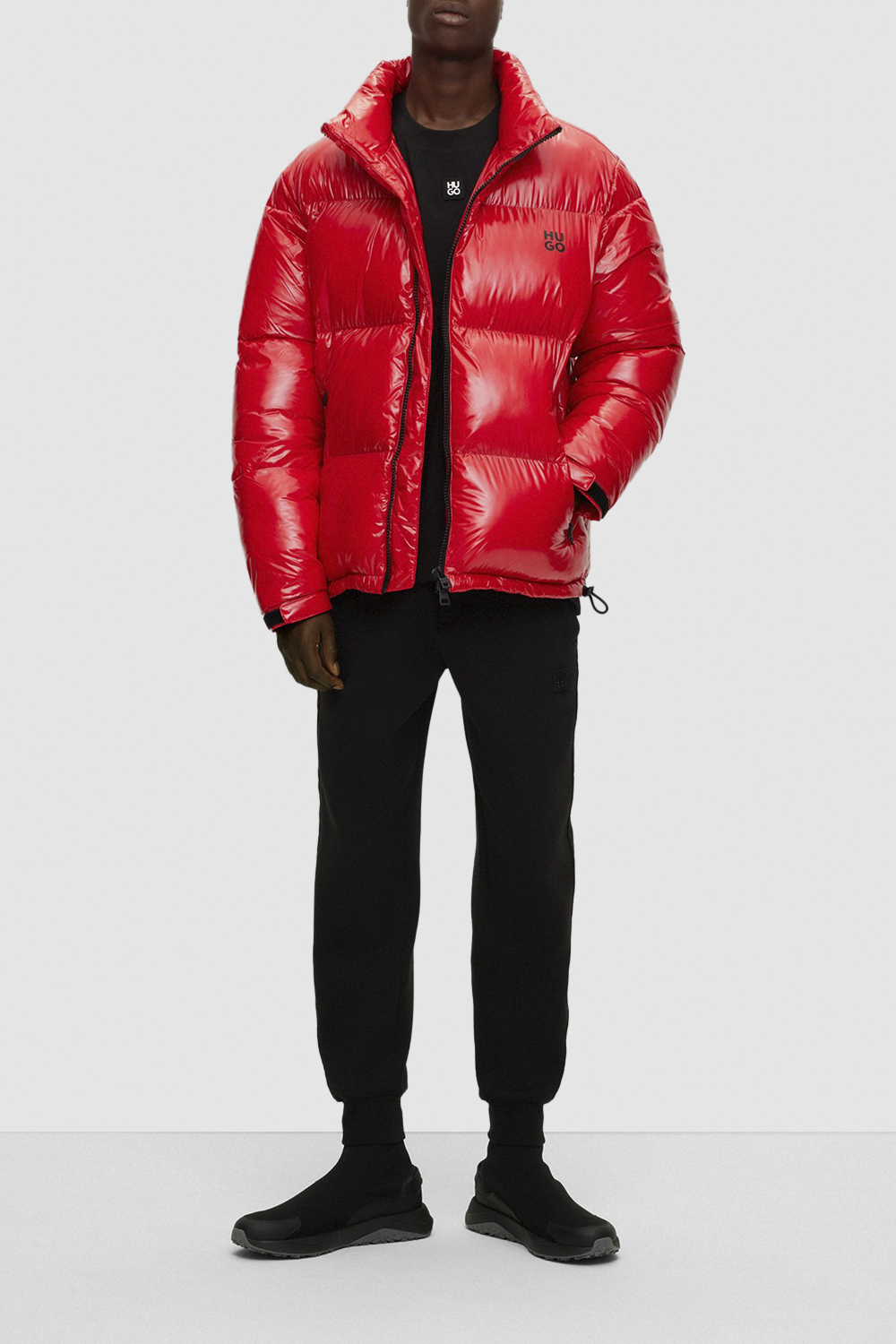 תמונת כל הלוק של מעיל אדום עם לוגו